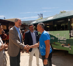 Don Felipe visita el espacio a cargo de EDP, un tren a la Braña, ejemplo de ingenio rural para fomentar el turismo sostenible